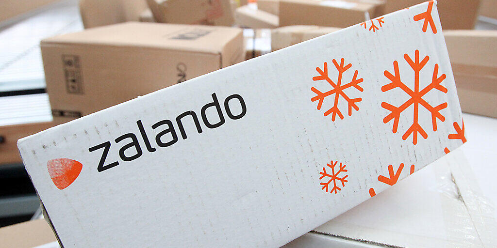 Der Onlinehändler Zalando bekommt die sinkende Kauflust der Konsumenten wegen der Corona-Pandemie zu spüren. (Archiv)