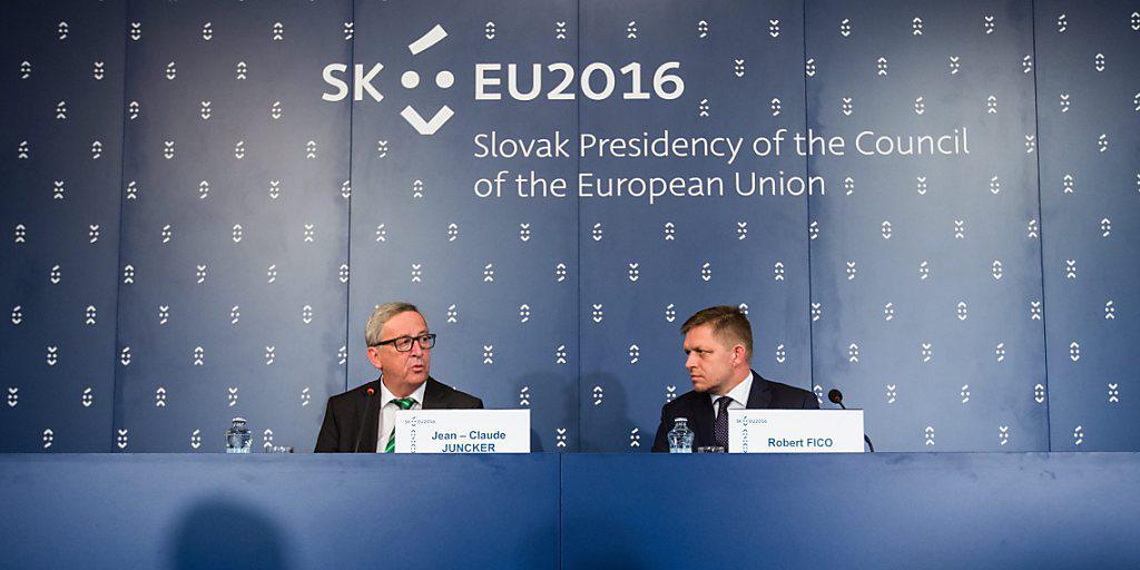 Juncker (l.) zu Besuch in Bratislava: Die Slowakei übernimmt für sechs Monate die EU-Ratspräsidentschaft. Regierungschef Fico betonte, sein Land wolle Lösungen in der Flüchtlingspolitik liefern.