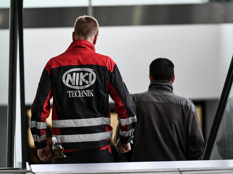 Alle Mitarbeiter der insolventen österreichischen Fluggesellschaft Niki sollen ein Job-Angebot erhalten. Dies verspricht der ehemalige Rennfahrer Niki Lauda, der die Airline einst gegründet hatte und sie nun wieder zurückkaufen will. (Archivbild)