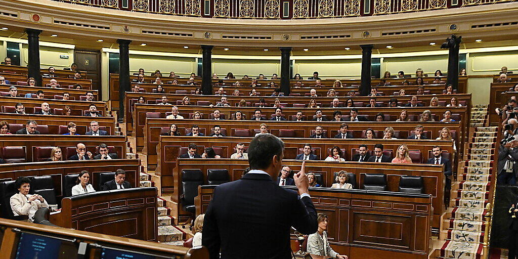 Der spanische Premier Pedro Sanchez bei der letzten Fragestunde im Parlament vor den Neuwahlen.