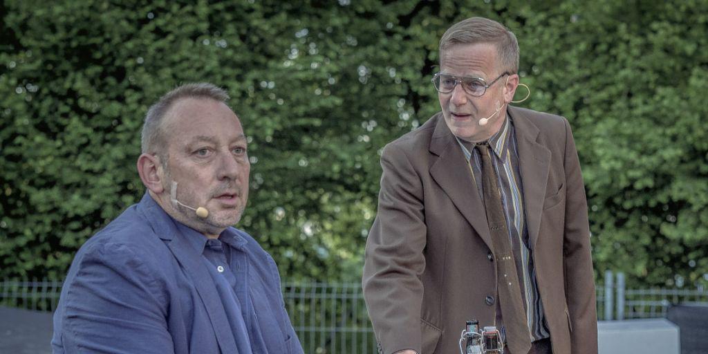 Fredi Stettler (l) als Behringer und Markus Maria Enggist als Hans in "Die Nashörner" des Freilichttheaters Gurten. (Pressebild)