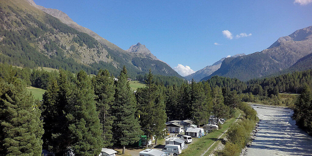Die Campingplätze verzeichnen bessere Buchungsstände als im Vorjahr: Im Bild der Campingplatz in Samedan. (Archivbild)