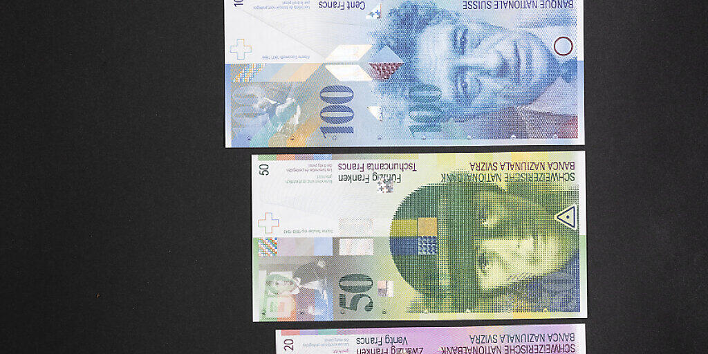 Nach der Ausgabe der neuen Banknoten will die Schweizerische Nationalbank (SNB) nun die vorherige achte Banknotenserie im nächsten Jahr aus dem Verkehr ziehen. (Archivbild)