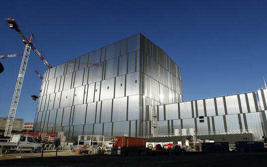 Montagehalle für die französische Kernfusions-Versuchsanlage Iter. Am Dienstag war Baustart, 2035 soll das klimafreundliche Ding laufen. Eine teure Trockenübung, sagen Kritiker. Denn verwertbarer Strom wird nicht produziert.