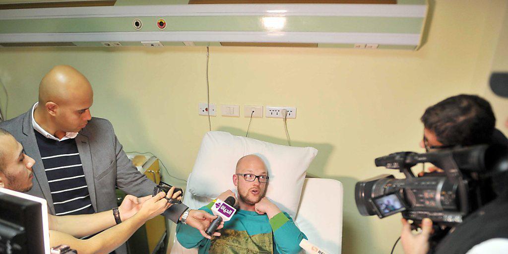Einer der bei einem Terrorangriff auf ein Hotel im ägyptischen Hurghada verletzer Tourist spricht im Spital zu Jorunalisten. Der Schwede war beim Angriff leicht verletzt worden und konnte das Spital mittlerweile wieder verlassen.