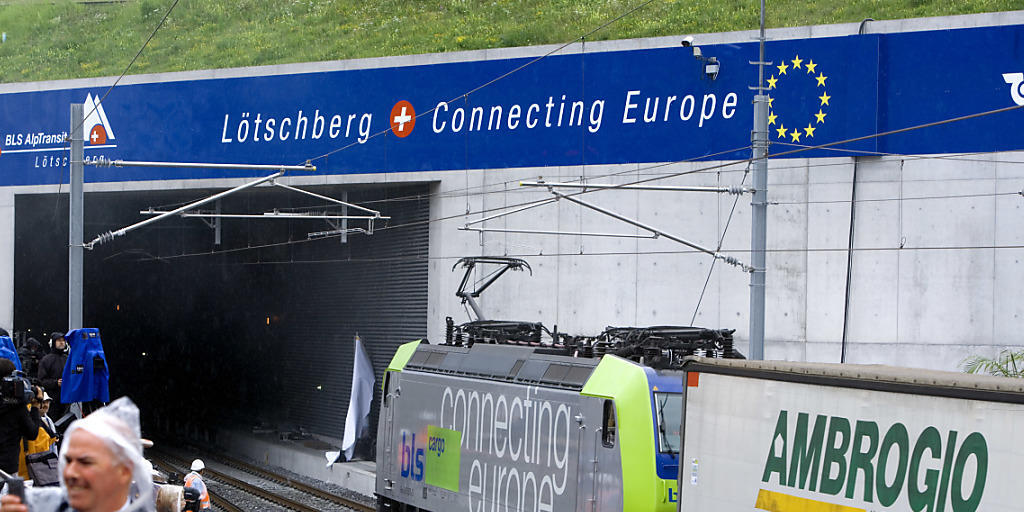 Vor genau zehn Jahren ist der 34,6 Kilometer lange Lötschberg-Basistunnel zwischen Frutigen im Kanton Bern und Raron im Wallis eröffnet worden. (Archivbild)