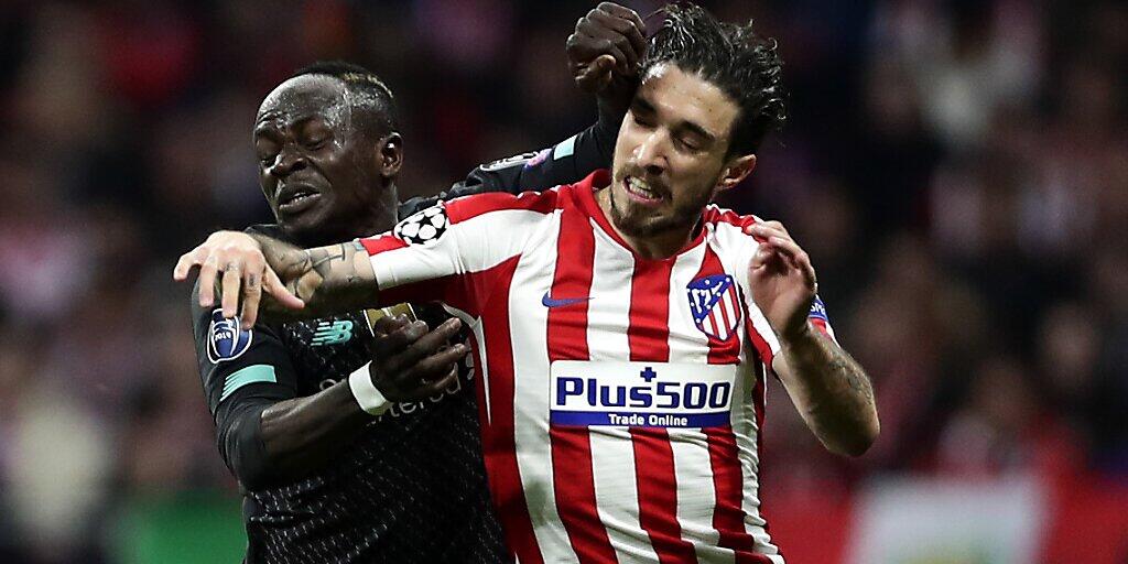 Einer der positiv auf Covid-19 getesteten Spieler von Atlético Madrid: Verteidiger Sime Vrsaljko (re.) im gewonnenen Achtelfinal gegen Liverpools Sadio Mané Einer der positiv auf Covid-19 getesteten Spieler von Atlético Madrid: Verteidiger Sime Vrsaljko (re.) im gewonnenen Achtelfinal gegen Liverpools Sadio Mané