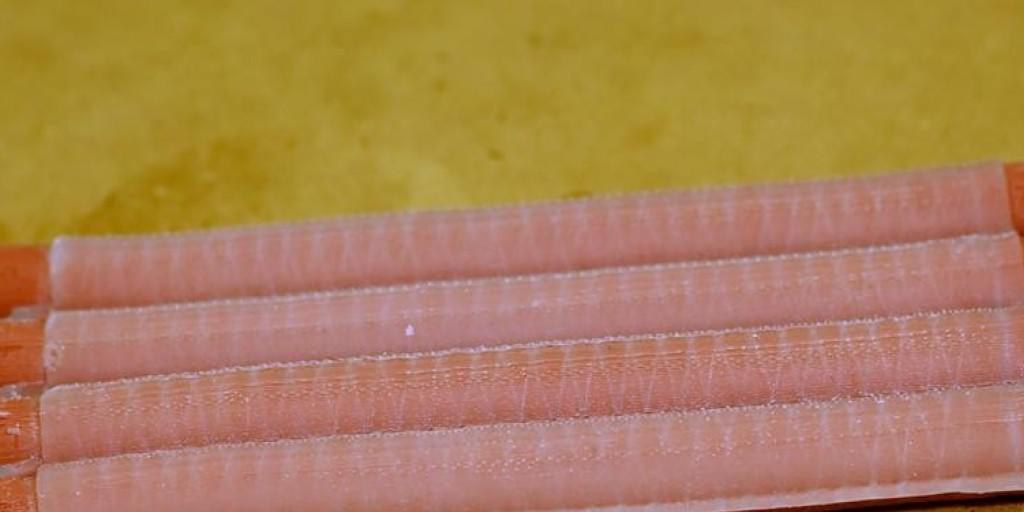 Aus günstigen Materialien hergestellt: Der "Roboter-Muskel" besteht aus "Ballons" aus rosa Kunststoff und Angelschnur. Wird Luft hineingepresst, streckt er sich in die Länge. Aus günstigen Materialien hergestellt: Der "Roboter-Muskel" besteht aus "Ballons" aus rosa Kunststoff und Angelschnur. Wird Luft hineingepresst, streckt er sich in die Länge.
