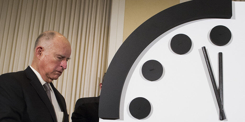 Der frühere Gouverneur von Kalifornien, Jerry Brown, enthüllt am Donnerstag in Washington die "Doomsday Clock" - diese steht auf zwei Minuten vor zwölf.