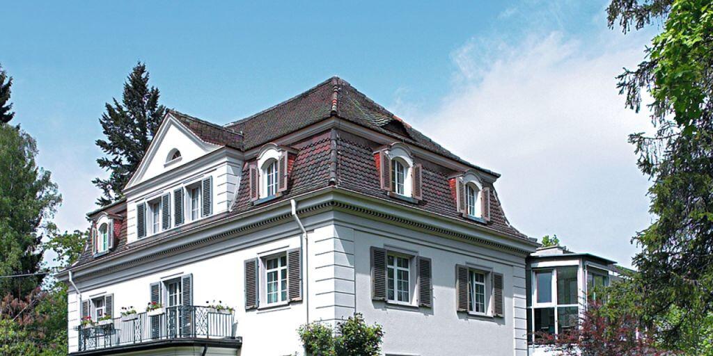 Die Klinik Belair in Schaffhausen kann vielleicht gerettet werden. Ihre Besitzerin, die Privatklinikgruppe Hirslanden, verhandelt über einen möglichen Verkauf. Die Klinik Belair in Schaffhausen kann vielleicht gerettet werden. Ihre Besitzerin, die Privatklinikgruppe Hirslanden, verhandelt über einen möglichen Verkauf.