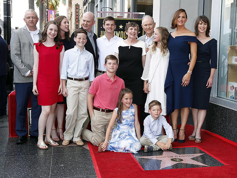 Die Schauspielerin Jennifer Garner (2. von rechts) hat ihre Auszeichnung mit einem Hollywood-Stern am Montag mit Teilen ihrer Familie und Freunden gefeiert.