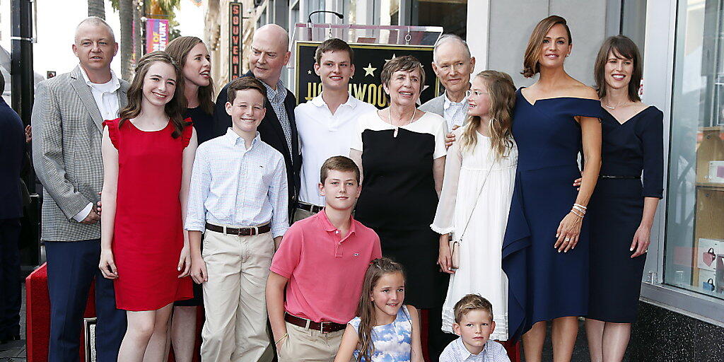 Die Schauspielerin Jennifer Garner (2. von rechts) hat ihre Auszeichnung mit einem Hollywood-Stern am Montag mit Teilen ihrer Familie und Freunden gefeiert.