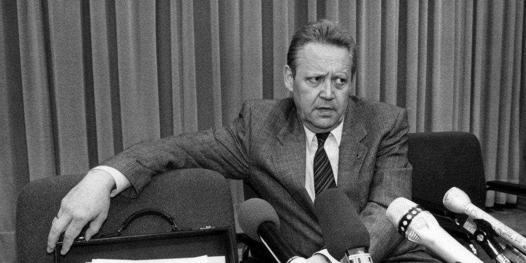 Günter Schabowski am 9. November 1989 an einer Medienkonferenz bei der Ankündigung der sofortigen Öffnung der innerdeutschen Grenze. (Archivbild)