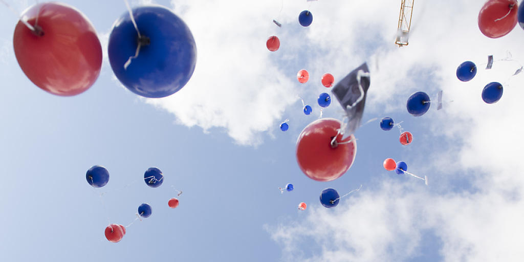 Die Tessiner FDP-Fraktion lässt auf dem Bundesplatz rote und blaue Ballone - die Farben des Tessiner Wappens - in den Himmel steigen, nachdem mit Ignazio Cassis erstmals seit 18 Jahren wieder ein Tessiner in den Bundesrat gewählt worden ist.