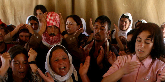 Trauernde jesidische Frauen im Irak Trauernde jesidische Frauen im Irak