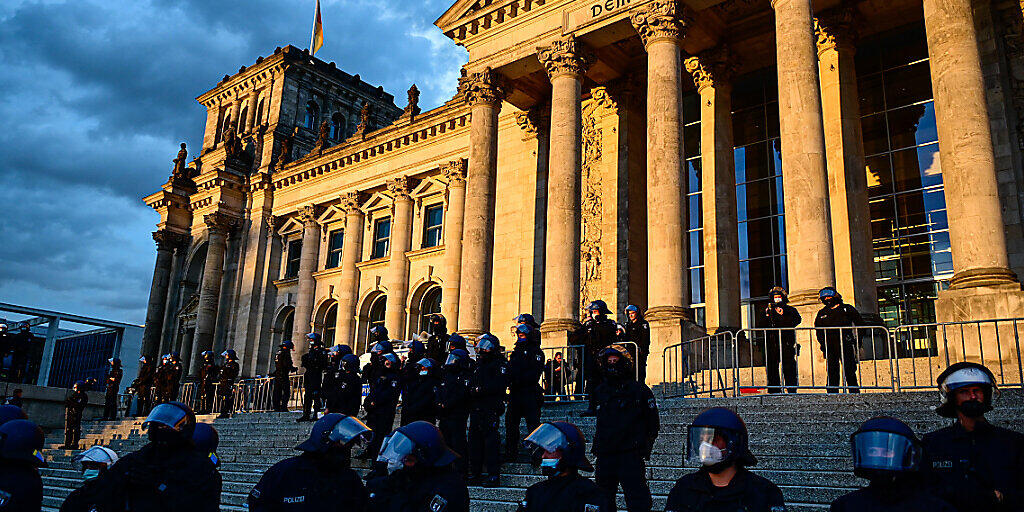 Polizisten stehen bei einem Protest gegen die Corona-Maßnahmen vor dem Reichstagsgebäude. Foto: Fabian Sommer/dpa Polizisten stehen bei einem Protest gegen die Corona-Maßnahmen vor dem Reichstagsgebäude. Foto: Fabian Sommer/dpa