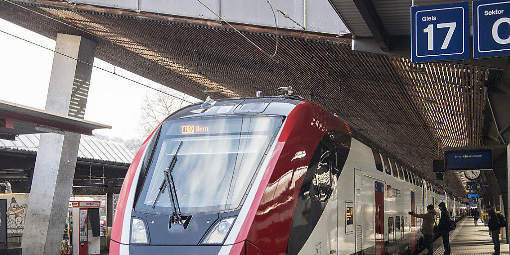 Der neue Fernverkehr-Doppelstockzug der SBB "FV-Dosto" bleibt auch nach dem ersten Betriebsmonat das grosse Sorgenkind der SBB. Der neue Fernverkehr-Doppelstockzug der SBB "FV-Dosto" bleibt auch nach dem ersten Betriebsmonat das grosse Sorgenkind der SBB.