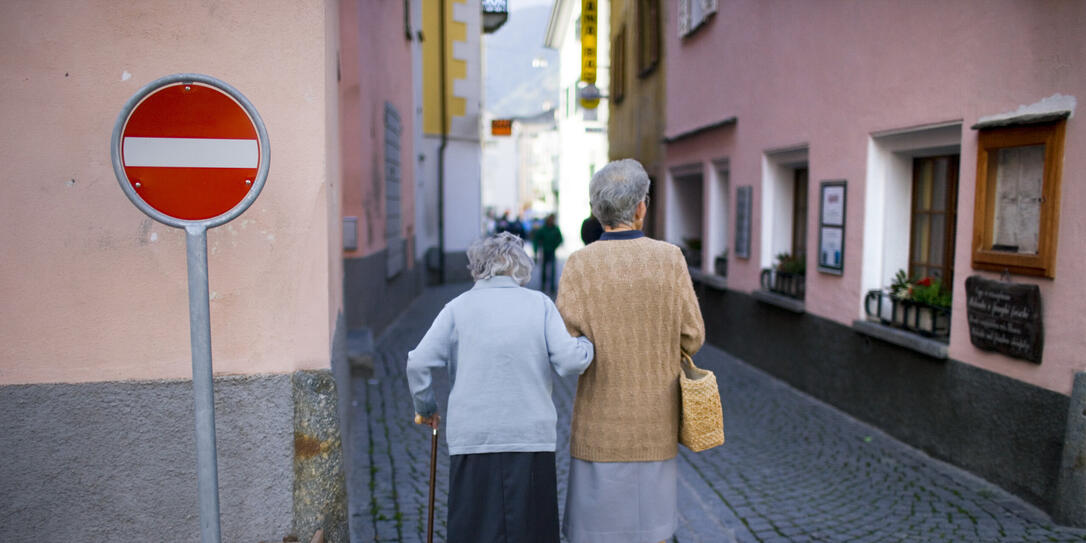 REISEN, SCHWEIZ, ENGADIN, POSCHIAVO, DORF, FRAUEN, SPAZIERGANG, SENIORINNEN, EINBAHN, VERKEHRSTAFEL REISEN, SCHWEIZ, ENGADIN, POSCHIAVO, DORF, FRAUEN, SPAZIERGANG, SENIORINNEN, EINBAHN, VERKEHRSTAFEL