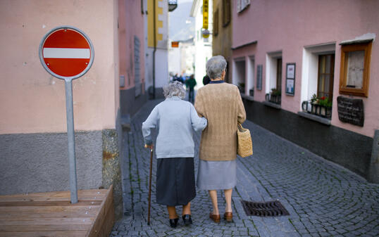 REISEN, SCHWEIZ, ENGADIN, POSCHIAVO, DORF, FRAUEN, SPAZIERGANG, SENIORINNEN, EINBAHN, VERKEHRSTAFEL