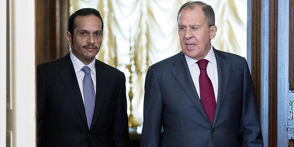 Der russische Aussenminister Sergej Lawrow (l.) beriet mit seinem datarischen Amtskollegen Scheich Mohammed bin Abdulrahman bin Jassim Al-Thani über den Konflikt zwischen dem Golfstaat und seinen Nachbarn.