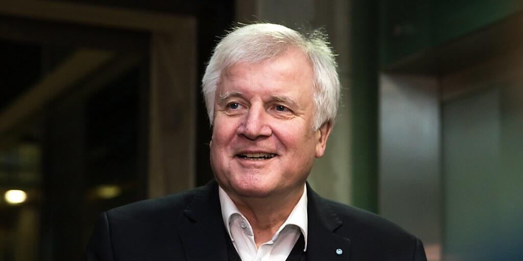 CSU-Chef Seehofer spricht mit einem L&auml;cheln zu den Medien nach den Gespr&auml;chen der Parteispitzen in Berlin.