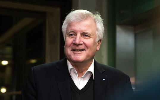 CSU-Chef Seehofer spricht mit einem L&auml;cheln zu den Medien nach den Gespr&auml;chen der Parteispitzen in Berlin.