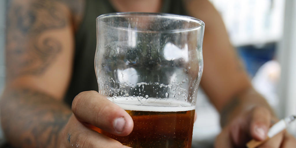 Wegen ätzendem Putzmittel im Bier wurde in Schweden der Verkauf von 140'000 Litern Bier gestoppt. (Symbolbild) Wegen ätzendem Putzmittel im Bier wurde in Schweden der Verkauf von 140'000 Litern Bier gestoppt. (Symbolbild)