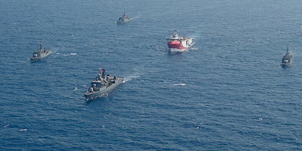 Das türkische Forschungsschiff «Oruc Reis» (M) fährt in Begleitung türkischer Kriegsschiffe über das Mittelmeer. Foto: -/IHA/AP/dpa