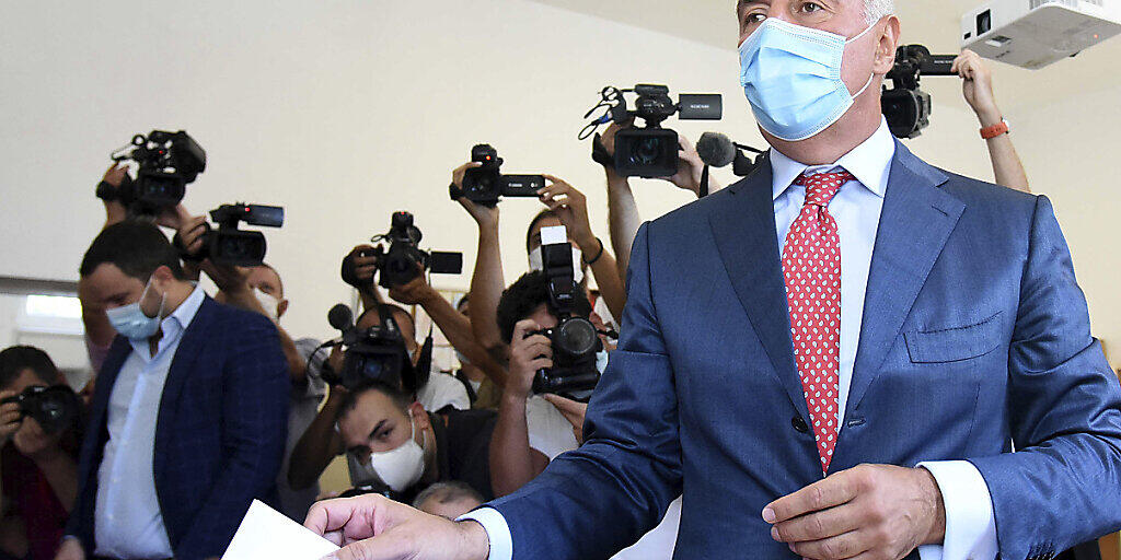 Milo Dukanovic, Präsident von Montenegro, gibt in einem Wahllokal seine Stimme ab. In Montenegro hat am 30.08.2020 die Parlamentswahl begonnen. Rund 540 000 Bürger sind dazu aufgerufen, ihre Stimme abzugeben. Foto: Risto Bozovic/AP/dpa Milo Dukanovic, Präsident von Montenegro, gibt in einem Wahllokal seine Stimme ab. In Montenegro hat am 30.08.2020 die Parlamentswahl begonnen. Rund 540 000 Bürger sind dazu aufgerufen, ihre Stimme abzugeben. Foto: Risto Bozovic/AP/dpa