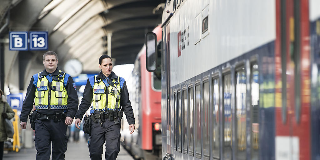Gemeinsam mit Fanvertretern sollen die Fussballklubs verhindern, dass Hooligans Schäden in Zügen verursachen. (Symbolbild) Gemeinsam mit Fanvertretern sollen die Fussballklubs verhindern, dass Hooligans Schäden in Zügen verursachen. (Symbolbild)