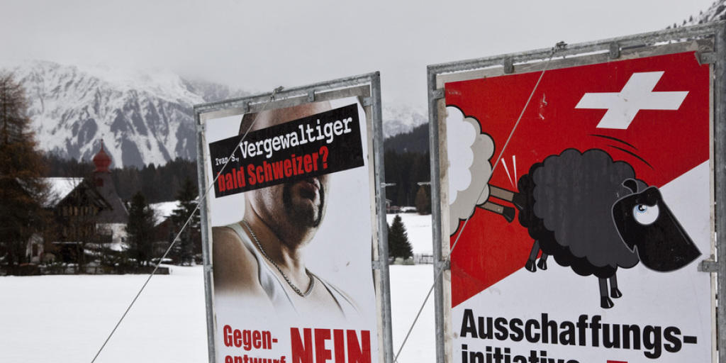 Kriminelle Ausländer sollen kompromisslos ausgeschafft werden: Mit der Durchsetzungsinitiative verlangt die SVP eine buchstabengetreue Umsetzung der Ausschaffungsinitiative. (Archivbild) Kriminelle Ausländer sollen kompromisslos ausgeschafft werden: Mit der Durchsetzungsinitiative verlangt die SVP eine buchstabengetreue Umsetzung der Ausschaffungsinitiative. (Archivbild)