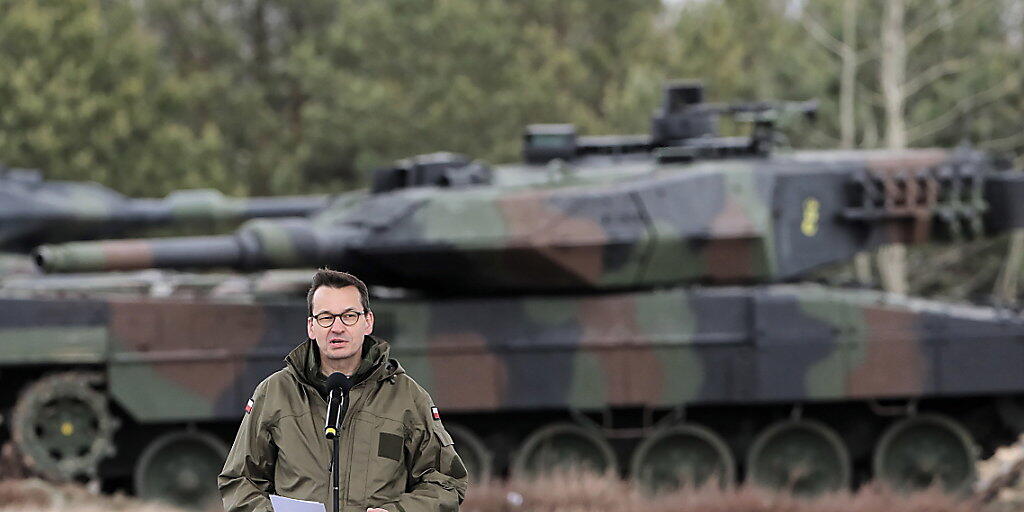 Der polnische Ministerpräsident Mateusz Morawiecki hielt am Sonntag bei der Zeremonie zu 20. Jahrestages des Nato-Beitritts von Polen, Tschechien und Ungarn in Warschau eine Rede. Die erste Panzerbrigade der polnischen Armee präsentierte dabei ihre Fahrzeuge.