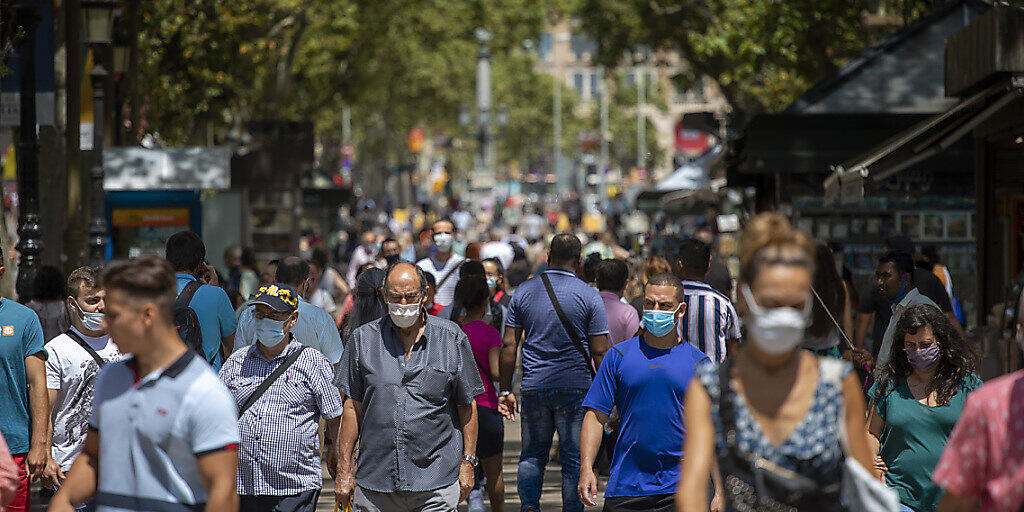 Menschen spazieren entlang der Ramblas von Barcelona. Foto: Emilio Morenatti/AP/dpa