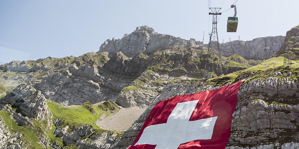 Hier ist sie noch intakt, die grösste Schweizerfahne der Welt am Säntis. Doch starke Winde haben sie bereits am Montag reissen lassen.