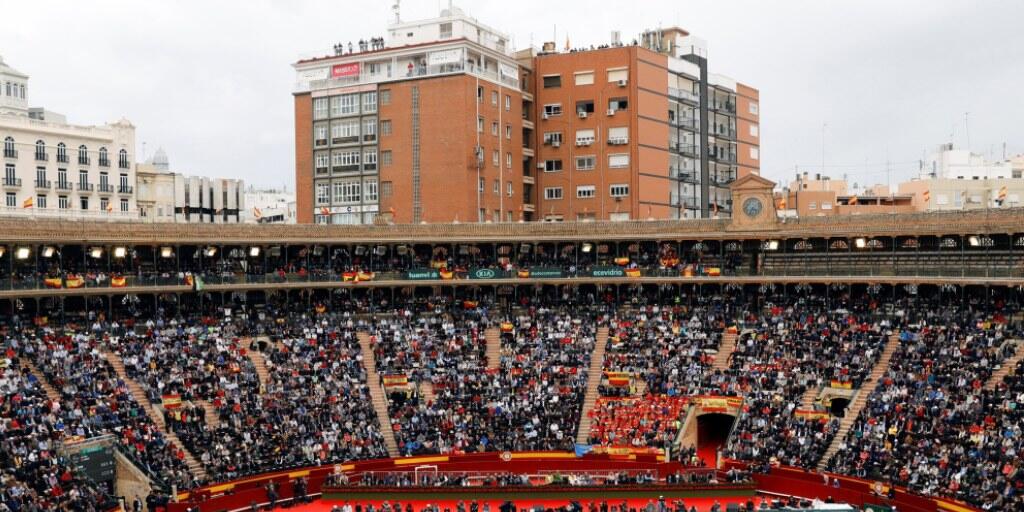 Spanien und Deutschland duellieren sich in der Stierkampfarena von Valencia