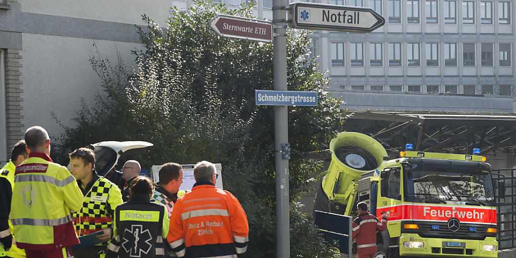 Nach dem Brand am Universitätsspital Zürich musste aus den Räumlichkeiten viel Rauch abgesaugt werden. Feuerwehr und Rettungskräfte waren mit einem Grossaufgebot vor Ort.