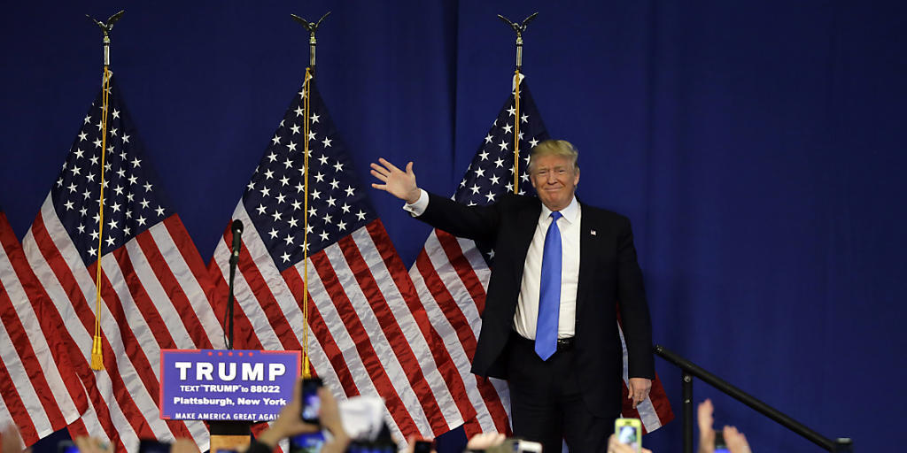 Der ehemalige Reality-Show Boss, Baulöwe, Milliardär, und US-Präsidentschaftskandidat Donald Trump grüsst seine Fans bei einer Wahlkampf-Veranstaltung im Staate New York. Der ehemalige Reality-Show Boss, Baulöwe, Milliardär, und US-Präsidentschaftskandidat Donald Trump grüsst seine Fans bei einer Wahlkampf-Veranstaltung im Staate New York.