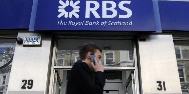 Mann vor Filiale der Royal Bank of Scotland in London (Archiv)