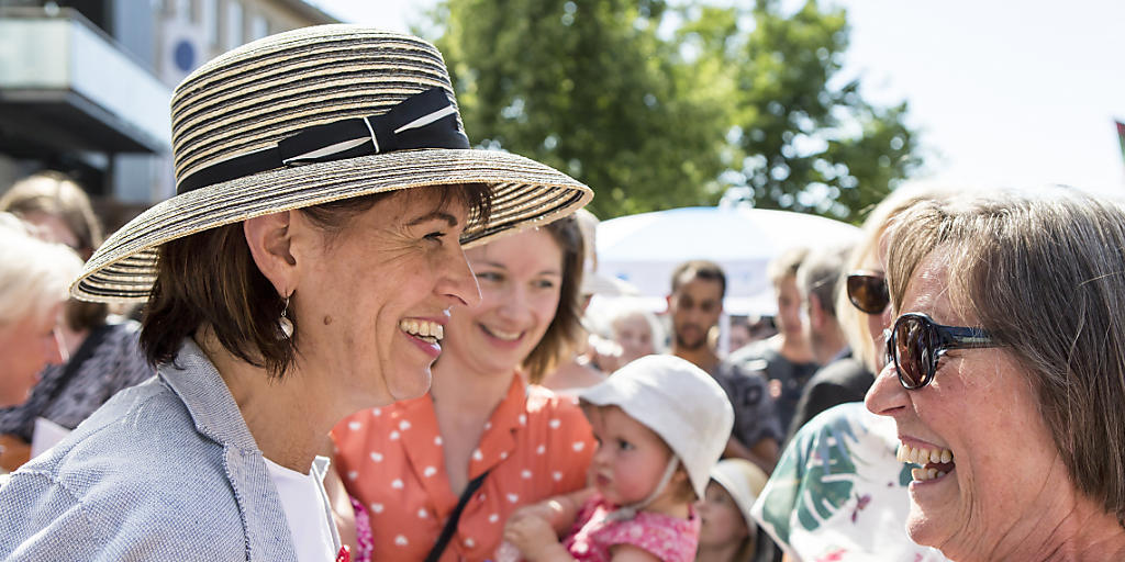 Bundespräsidentin Doris Leuthard hat den Bundesrat an seiner traditionellen Reise in ihren Heimatkanton Aargau geführt. Am Volksapéro in Lenzburg bereitete die Bevölkerung Leuthard und ihren Kollegen einen herzlichen Empfang. Bundespräsidentin Doris Leuthard hat den Bundesrat an seiner traditionellen Reise in ihren Heimatkanton Aargau geführt. Am Volksapéro in Lenzburg bereitete die Bevölkerung Leuthard und ihren Kollegen einen herzlichen Empfang.