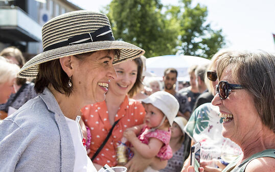 Bundespräsidentin Doris Leuthard hat den Bundesrat an seiner traditionellen Reise in ihren Heimatkanton Aargau geführt. Am Volksapéro in Lenzburg bereitete die Bevölkerung Leuthard und ihren Kollegen einen herzlichen Empfang.