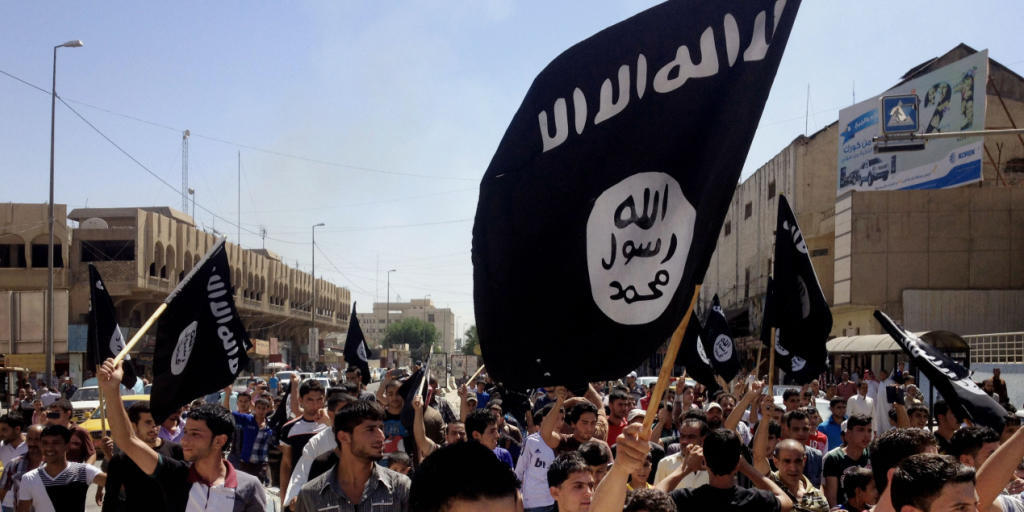 Anhänger der Terrormiliz IS defilieren in der besetzten irakischen Stadt Mosul. Die Organisation hat ein Video publiziert, das die Attentäter von Paris zeigen soll. (Archivbild) Anhänger der Terrormiliz IS defilieren in der besetzten irakischen Stadt Mosul. Die Organisation hat ein Video publiziert, das die Attentäter von Paris zeigen soll. (Archivbild)