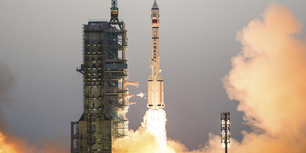 China hat am Freitag wieder eine "Langer Marsch 2F"-Rakete ins All gebracht. Sie ist wie das Space Shuttle wiederverwendbar. (Archivbild)