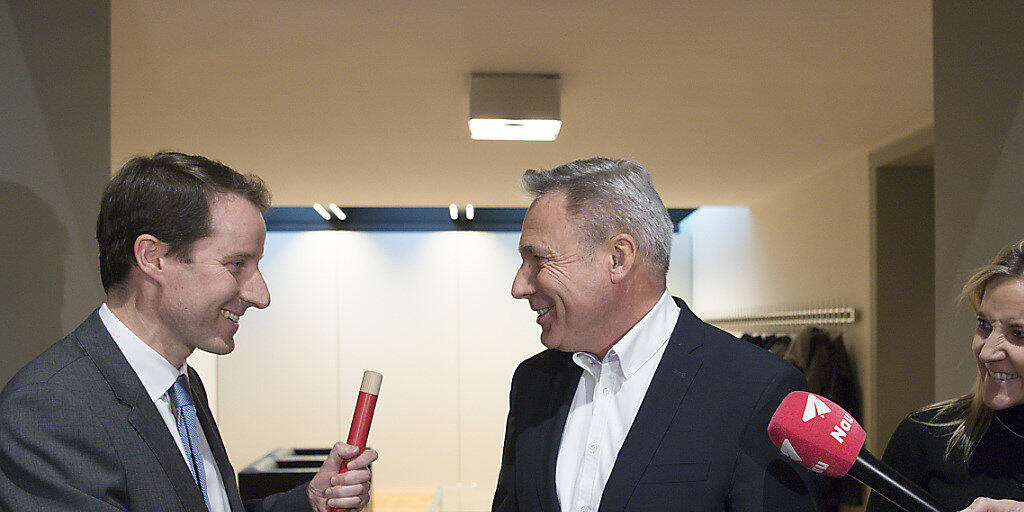 Der abtretende Adrian Amstutz gratuliert dem neuen SVP-Fraktionschef Thomas Aeschi.