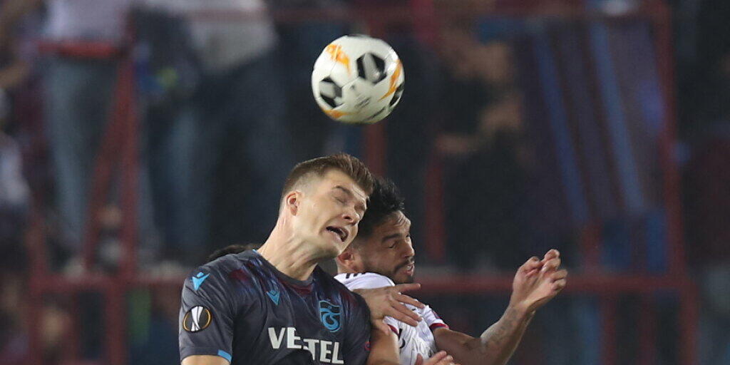 Eray Cömert (rechts) im Luftduell mit Trabzon-Stürmer Alexander Sörloth