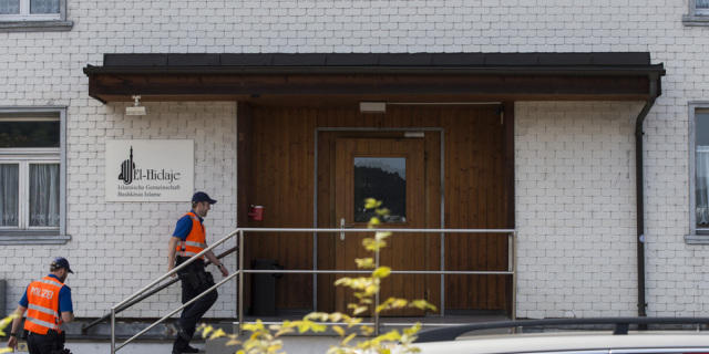 Polizisten vor der Moschee der Islamischen Gemeinschaft El-Hidaje