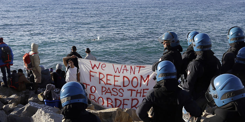 Aktivisten und Flüchtlinge wehren sich gegen die Räumung des Camps auf den Felsen bei Ventimiglia. Aktivisten und Flüchtlinge wehren sich gegen die Räumung des Camps auf den Felsen bei Ventimiglia.