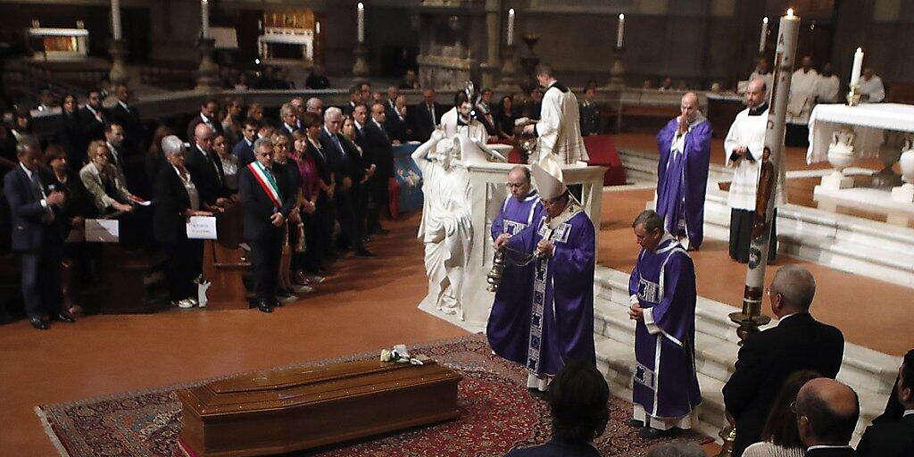 Der Erzbischof von Florenz und Kardinal Giuseppe Bertori segnet den Sarg des italienischen Opern- und Filmregisseurs Franco Zeffirelli: An der Trauerzeremonie in der Kathedrale von Florenz haben 2000 Menschen teilgenommen.