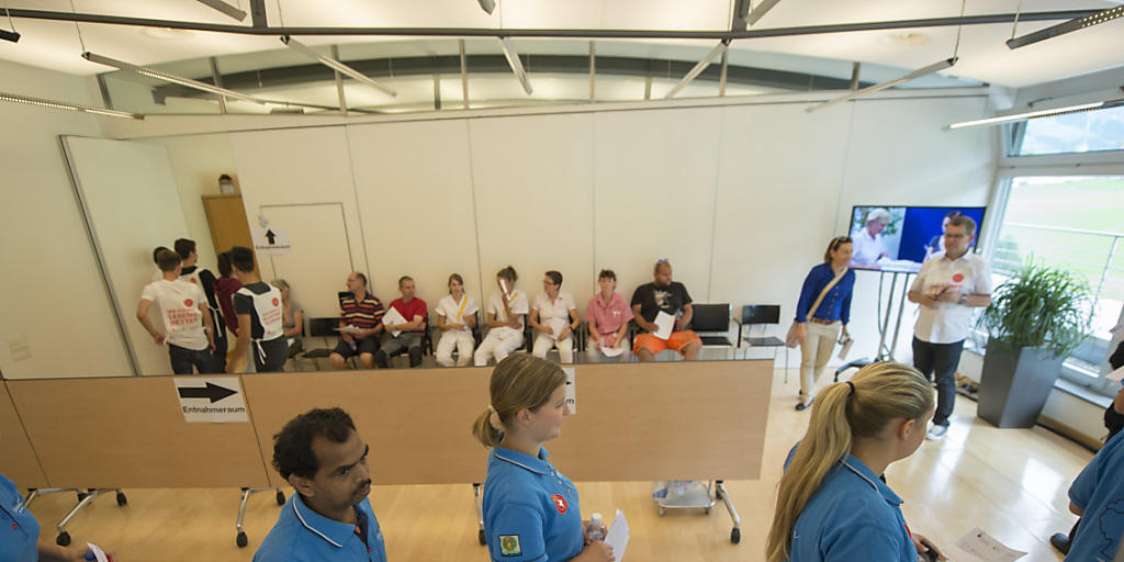 Die Menschen standen Schlange um sich am 30. Juli 2015 im Kantonsspital Stans für eine mögliche Blutstammzellen-Spende registrieren zu lassen.