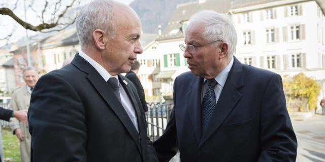 Bundesrat Maurer (l.) und alt Bundesrat Blocher vor der Kirche