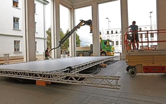Aufbau der grossen Leinwand für das Filmfest, Schaan,